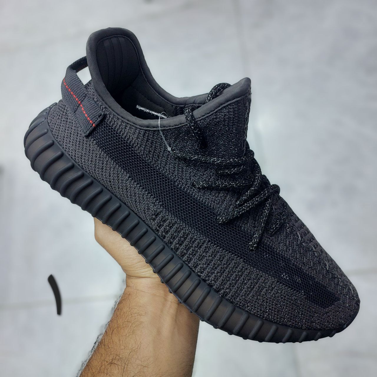 کفش اسپرت آدیداس یزی ۳۵۰ بوست تمام شاین مردانه کفش اسپرت آدیداس یزی ۳۵۰ بوست تمام شاین مردانه