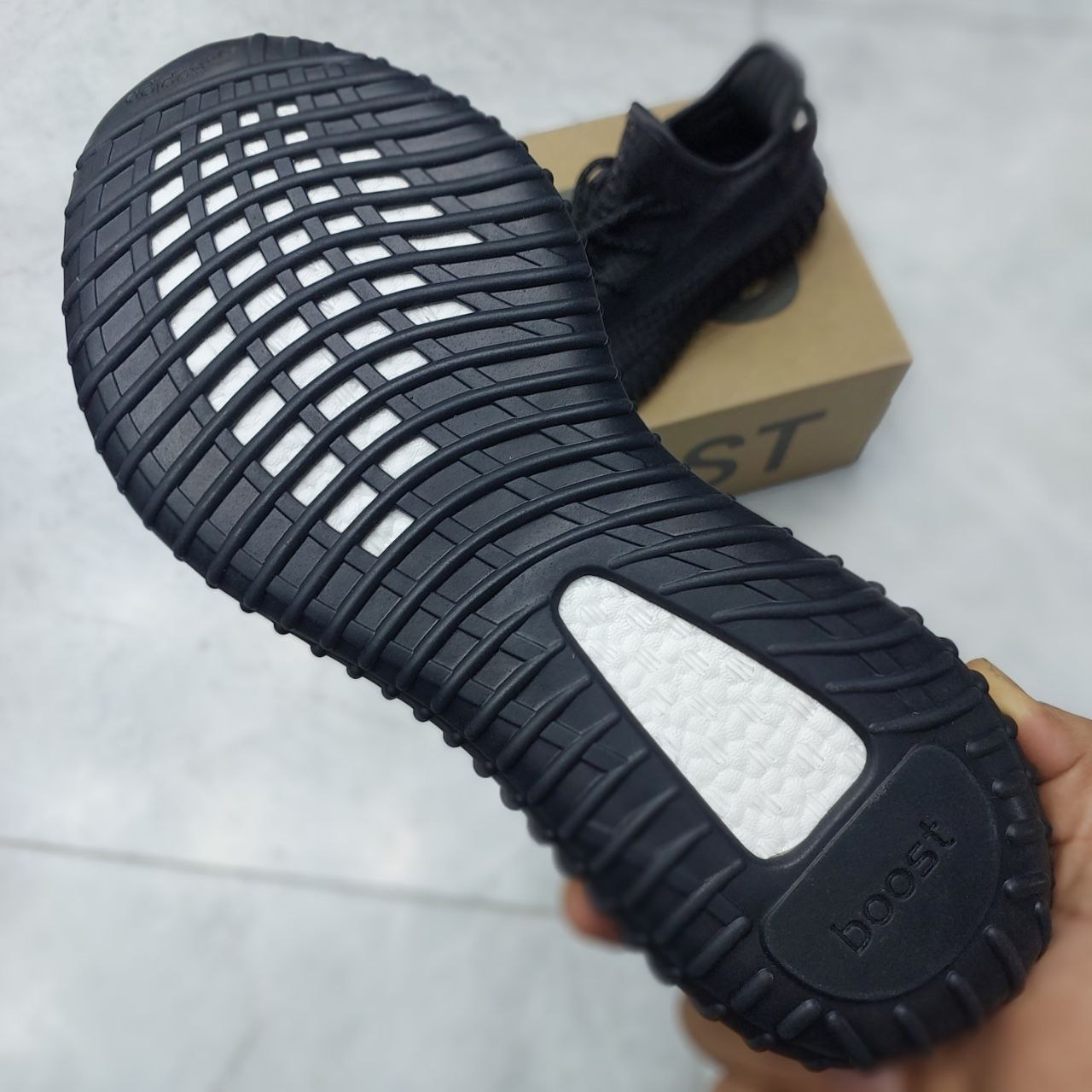 کفش اسپرت آدیداس یزی ۳۵۰ بوست تمام شاین مردانه کفش اسپرت آدیداس یزی ۳۵۰ بوست تمام شاین مردانه