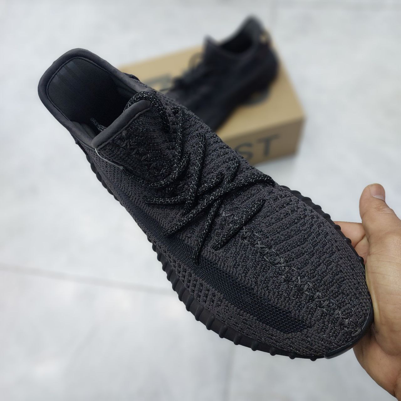 کفش اسپرت آدیداس یزی ۳۵۰ بوست تمام شاین مردانه کفش اسپرت آدیداس یزی ۳۵۰ بوست تمام شاین مردانه