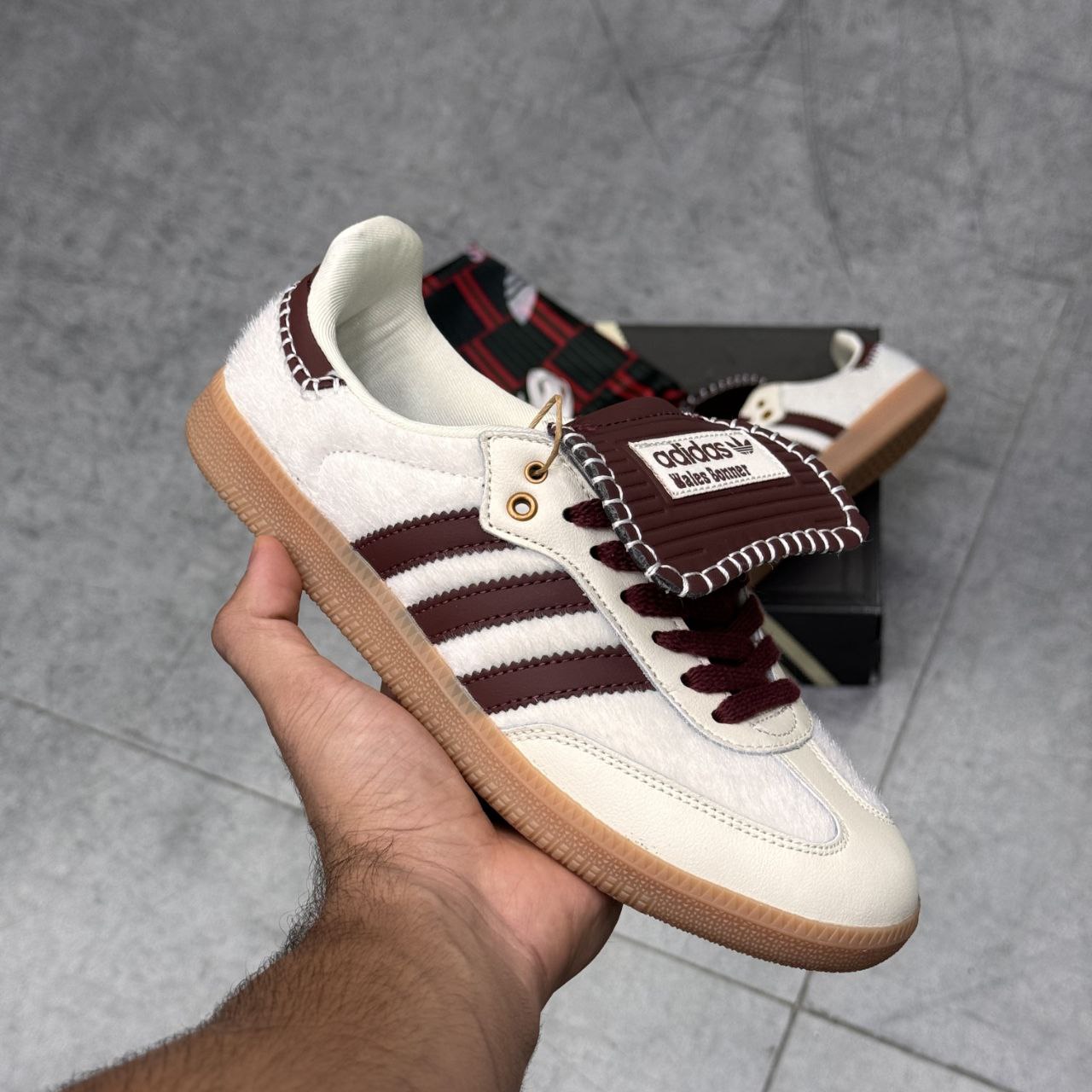 کتونی سامبا ولز بانر سفید زرشکی زنانه کتونی سامبا ولز بانر سفید زرشکی زنانه