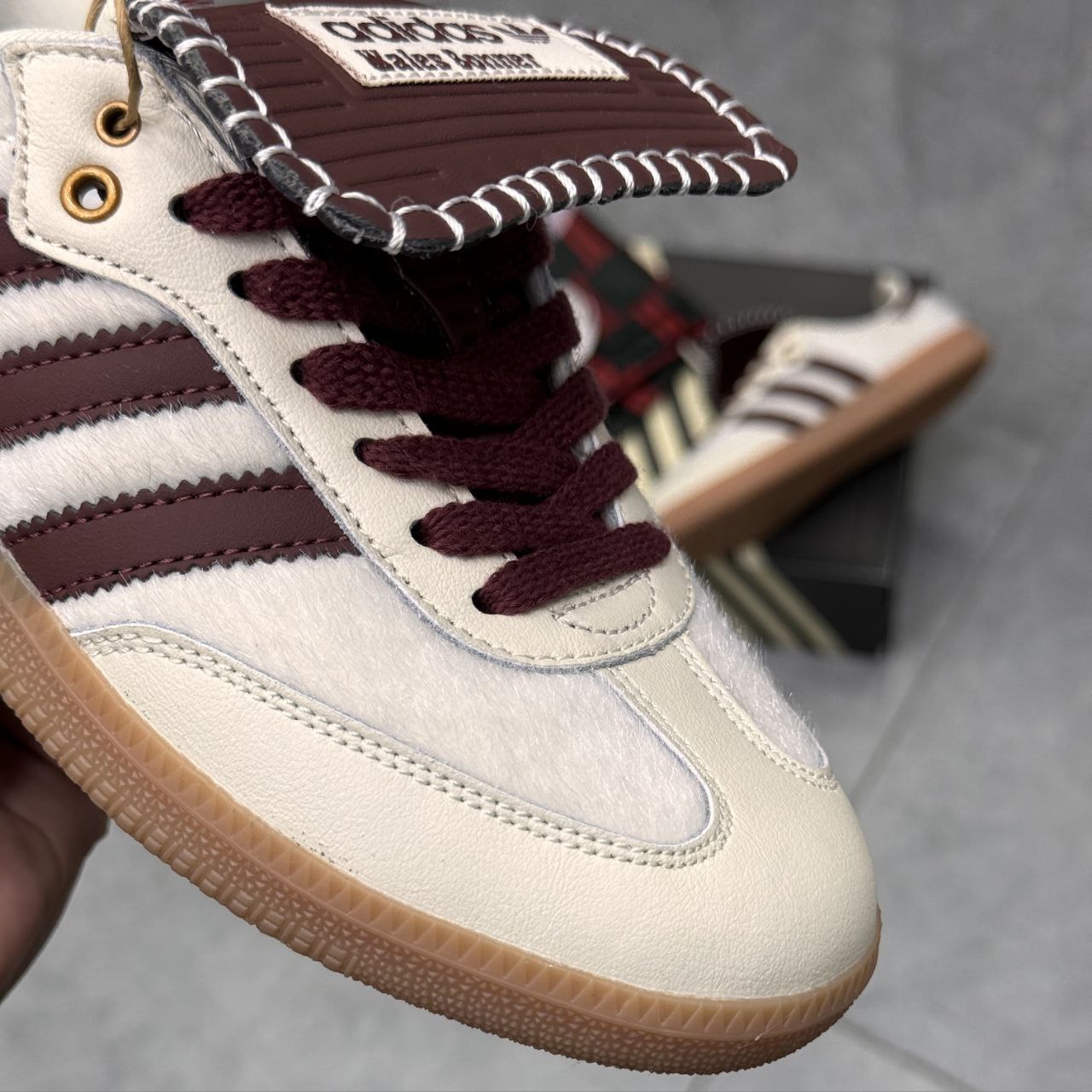 کتونی سامبا ولز بانر سفید زرشکی زنانه کتونی سامبا ولز بانر سفید زرشکی زنانه