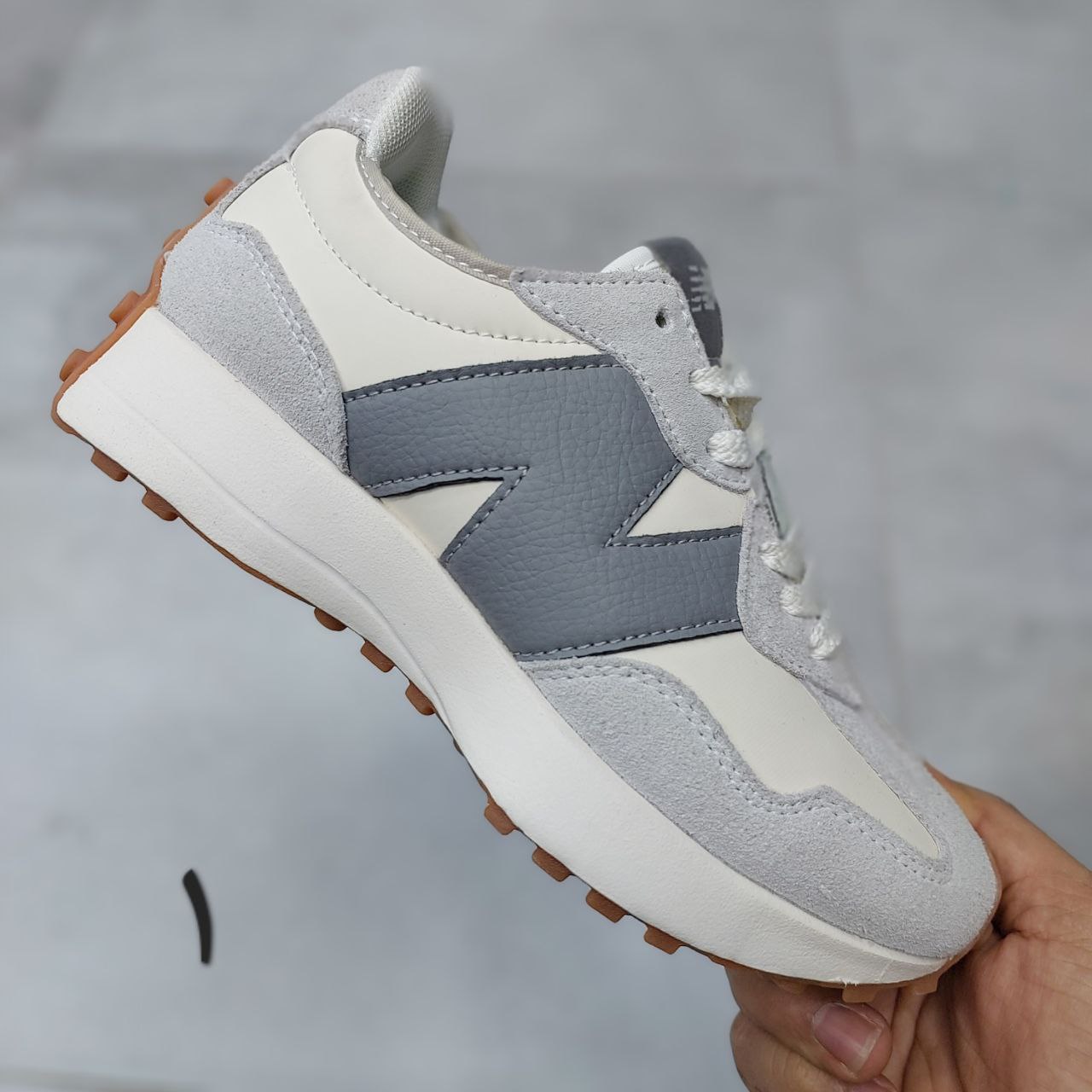 کفش اسپرت نیوبالانس ۳۲۷ مردانه کفش اسپرت نیوبالانس ۳۲۷ مردانه