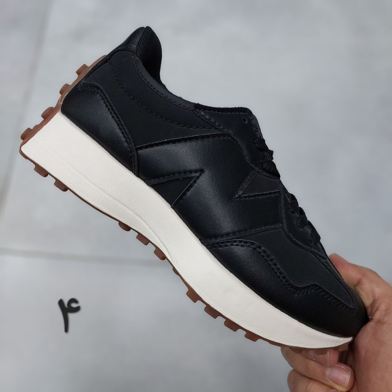 کفش اسپرت نیوبالانس ۳۲۷ مردانه کفش اسپرت نیوبالانس ۳۲۷ مردانه