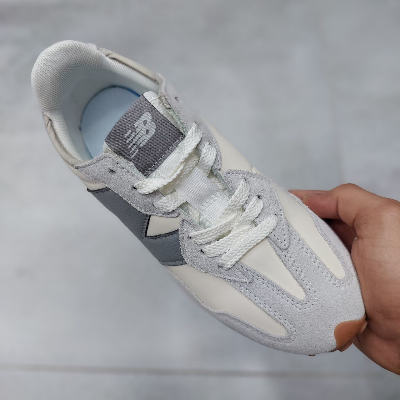 کفش اسپرت نیوبالانس ۳۲۷ مردانه کفش اسپرت نیوبالانس ۳۲۷ مردانه