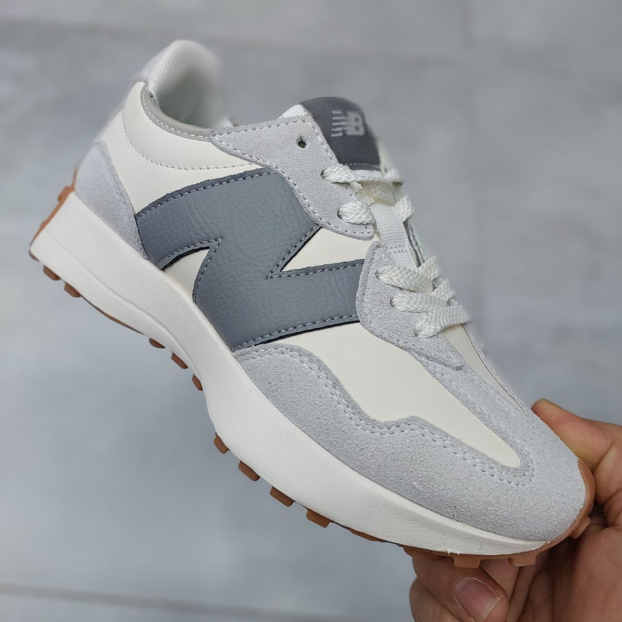 کفش اسپرت نیوبالانس ۳۲۷ مردانه کفش اسپرت نیوبالانس ۳۲۷ مردانه