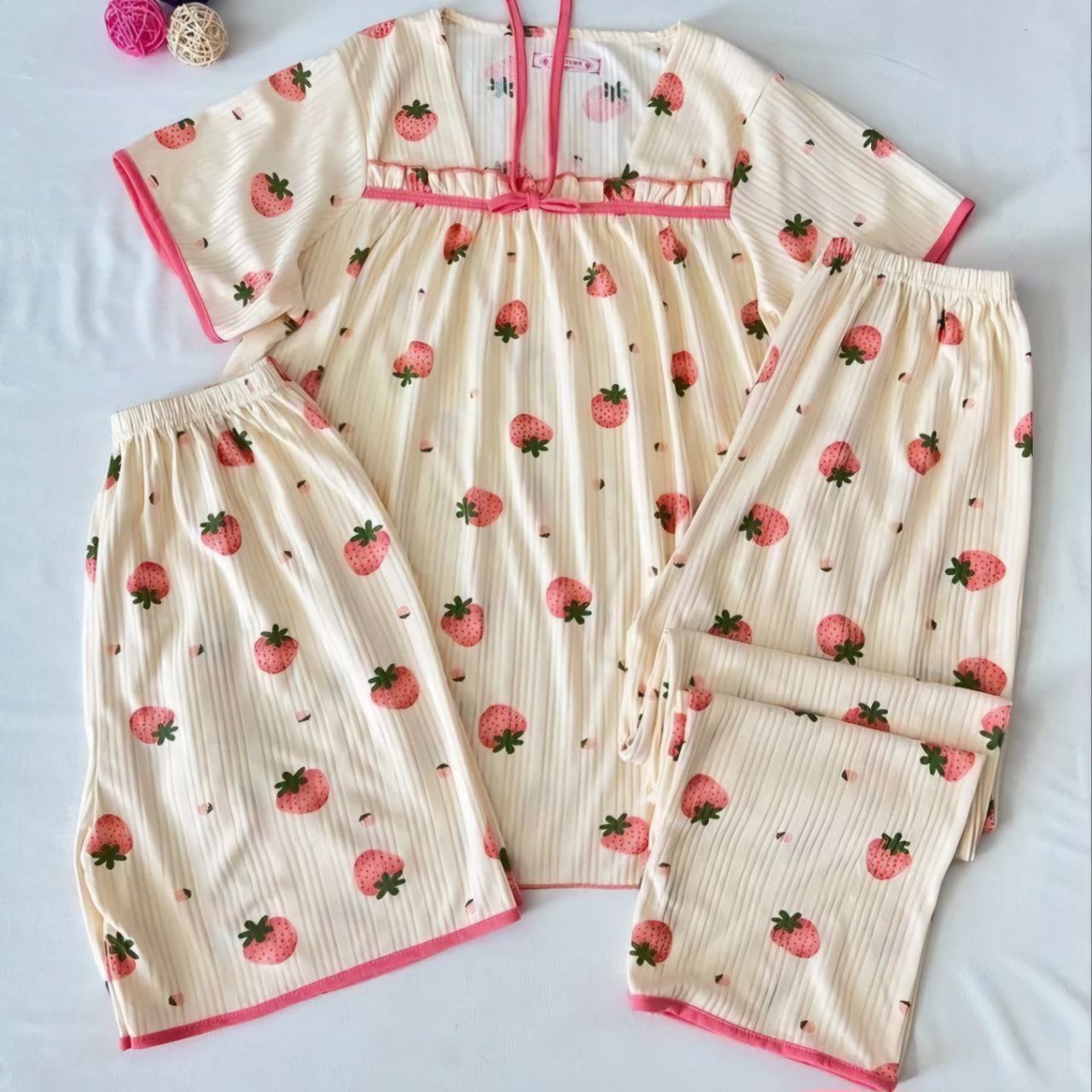 ست سه تیکه حریر کریشه توت فرنگی ست سه تیکه حریر کریشه توت فرنگی