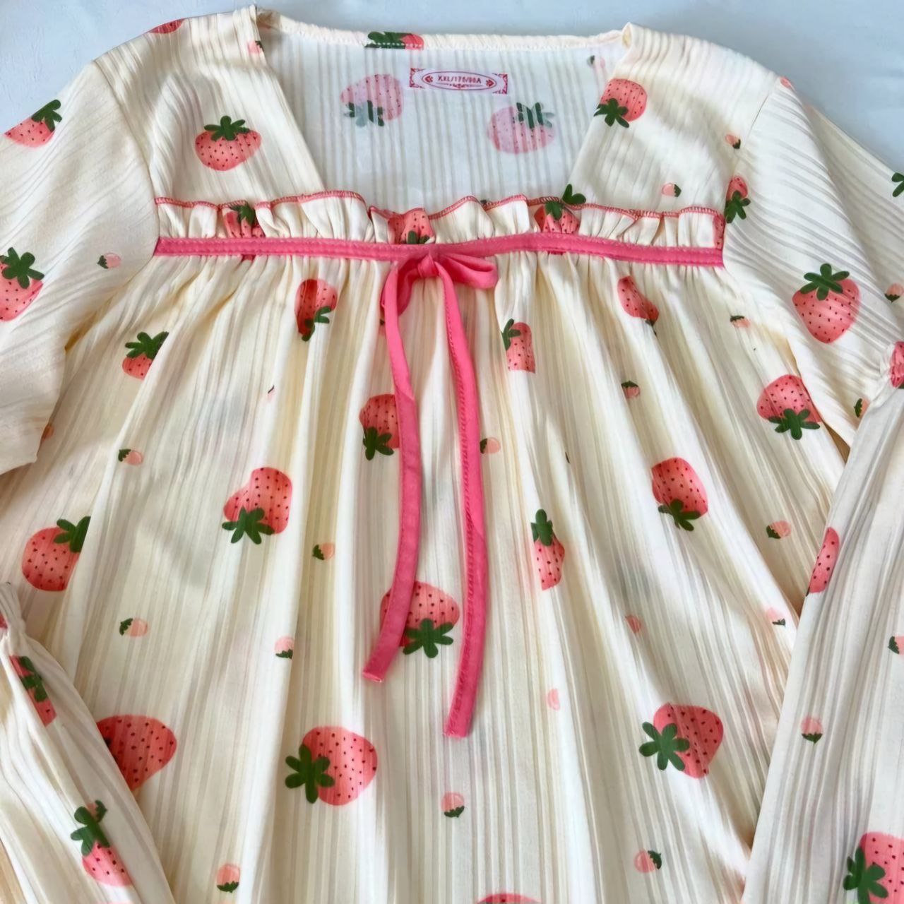 ست سه تیکه حریر کریشه توت فرنگی ست سه تیکه حریر کریشه توت فرنگی