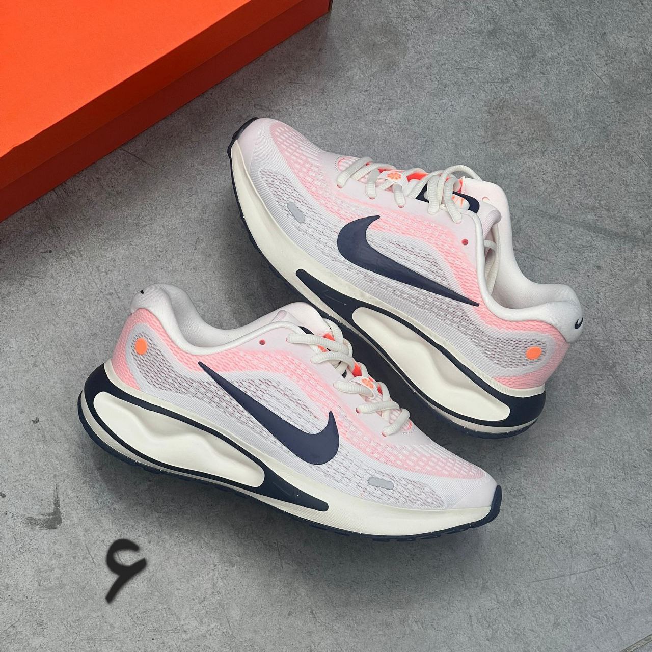 کتونی نایک جرنی ران زنانه کتونی نایک جرنی ران زنانه