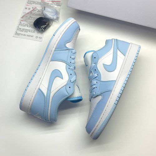 کتونی نایک زنانه مدل ایر جردن وان لو آیس بلو آبی کتونی نایک زنانه مدل ایر جردن وان لو آیس بلو آبی