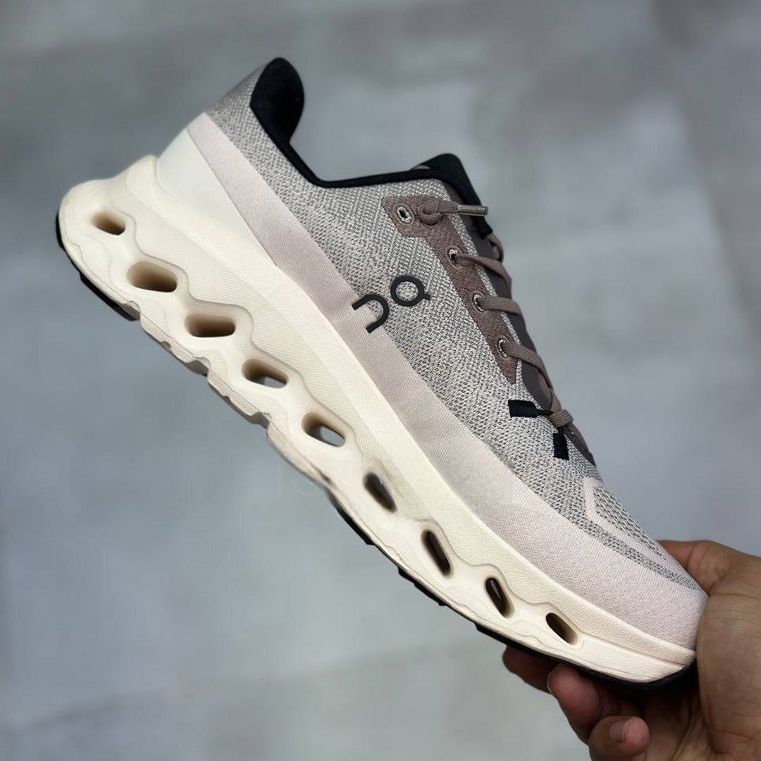 کتونی آن زنانه مدل رانینگ کلود تیلت کتونی آن زنانه مدل رانینگ کلود تیلت