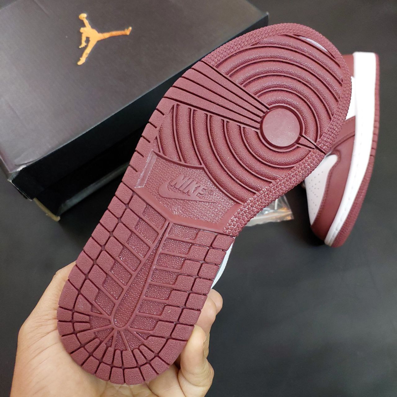 کتونی نایک ایر جردن زنانه مدل وان زرشکی سفید کتونی نایک ایر جردن زنانه مدل وان زرشکی سفید مستر