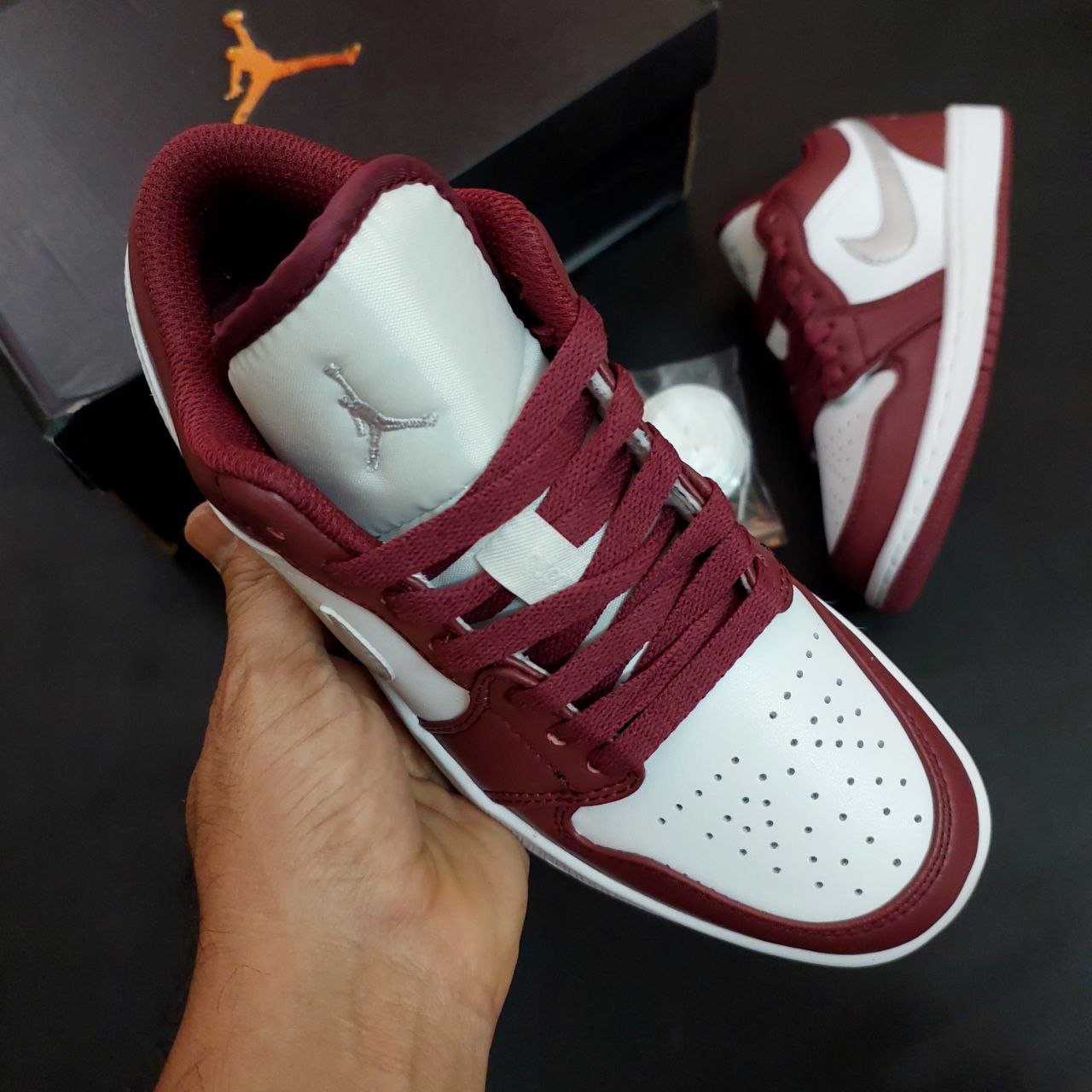 کتونی نایک ایر جردن زنانه مدل وان زرشکی سفید کتونی نایک ایر جردن زنانه مدل وان زرشکی سفید مستر