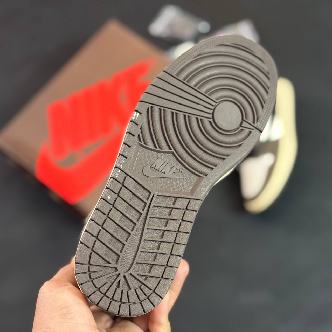 کتونی نایک ایر جردن وان تراویس اسکات زنانه کتونی نایک ایر جردن وان تراویس اسکات زنانه