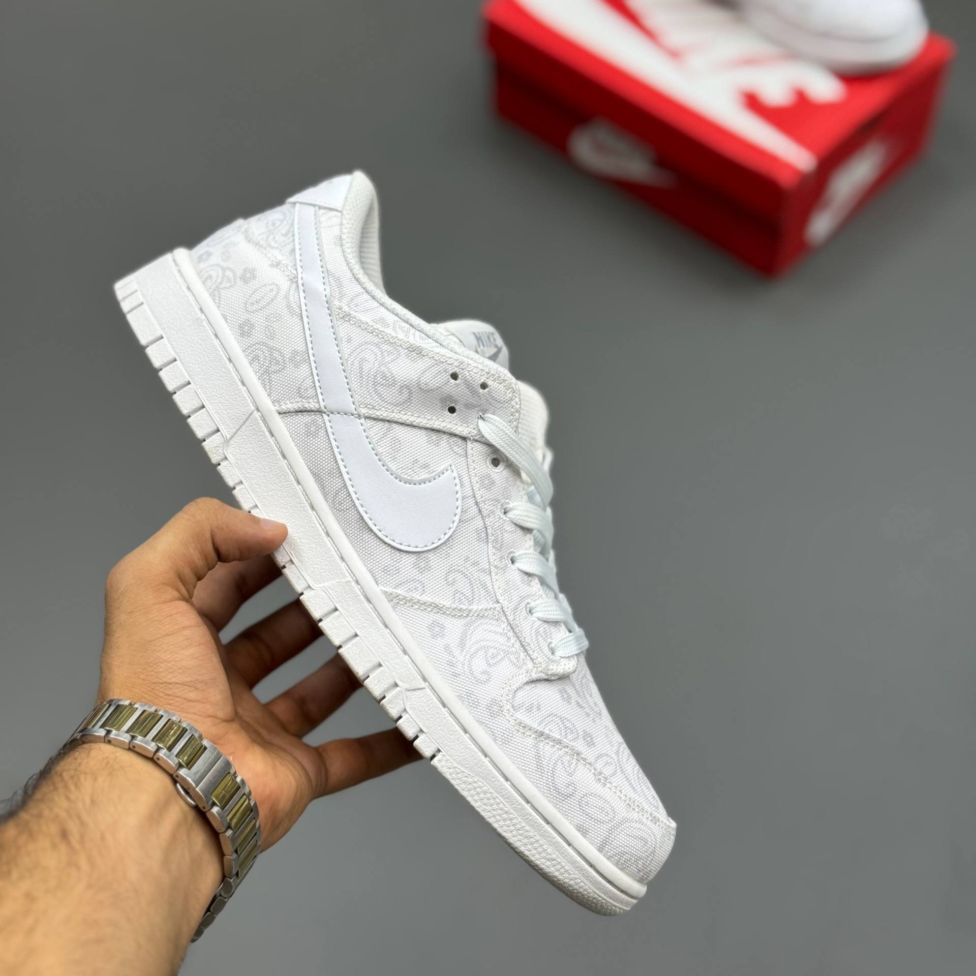 کفش نایک دانک لو رترو سفید طرح سنتی مردانه کفش نایک دانک لو رترو سفید طرح سنتی مردانه