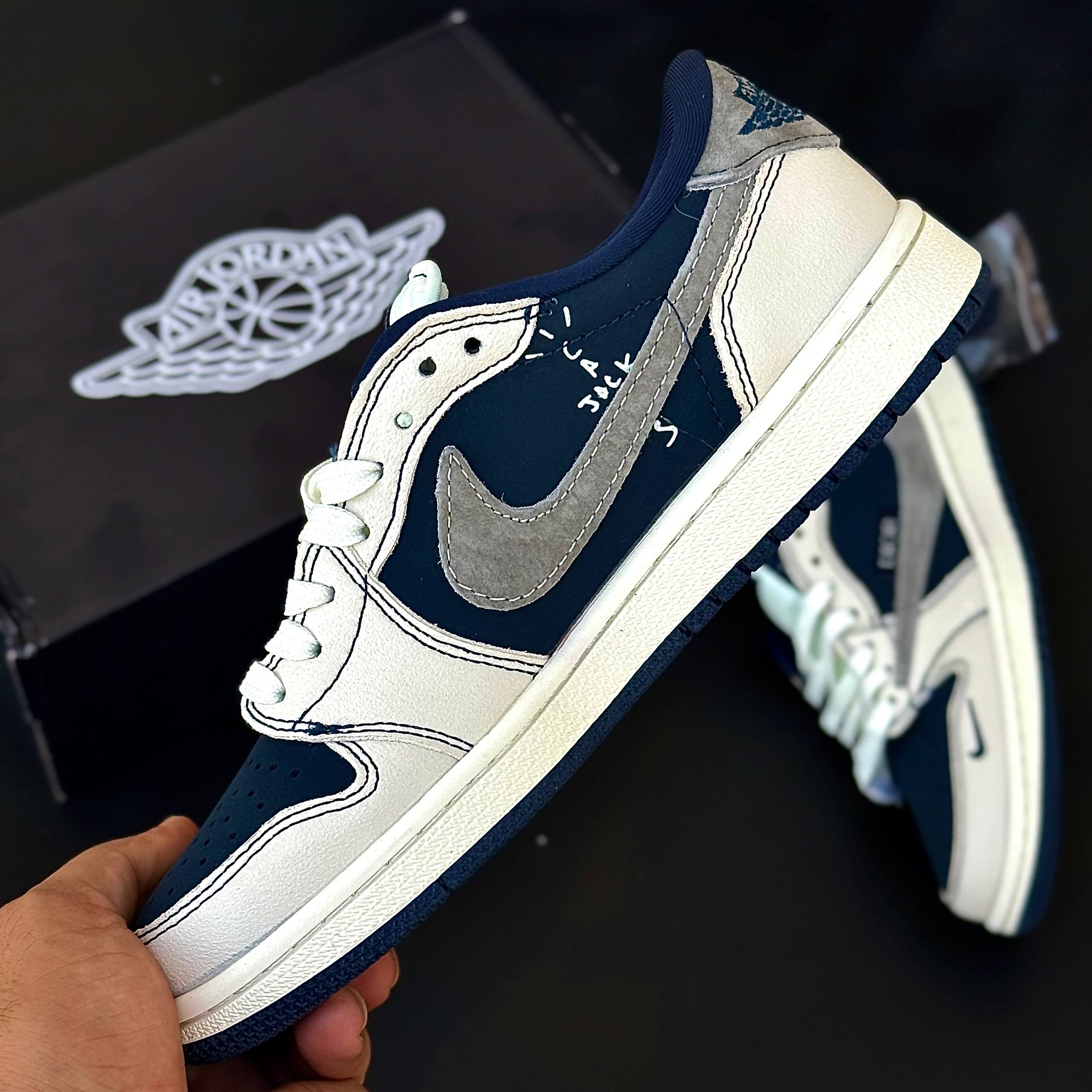 کفش نایک ایر جردن مردانه مدل تراویس اسکات دیور آبی سفید مستر کفش نایک ایر جردن مردانه مدل تراویس اسکات دیور آبی سفید مستر