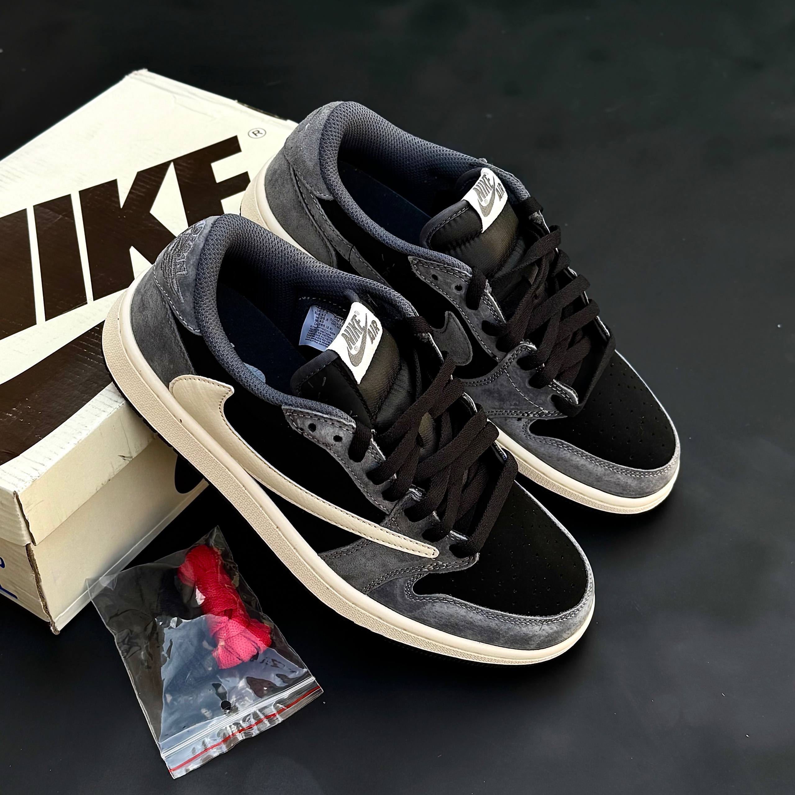 کتونی نایک ایر جردن زنانه مدل تراویس اسکات مشکی طوسی سوئد کتونی نایک ایر جردن زنانه مدل تراویس اسکات مشکی طوسی سوئد