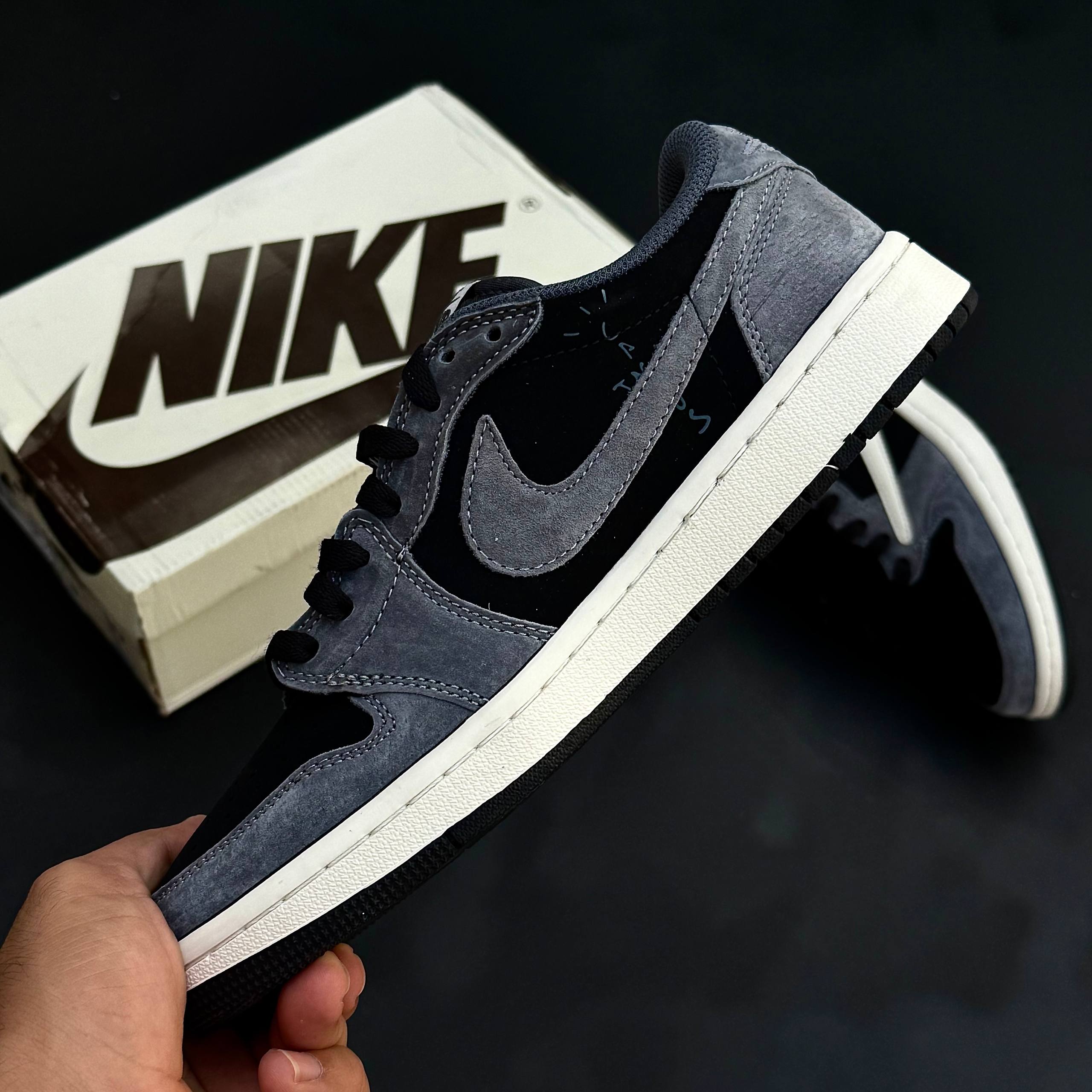 کتونی نایک ایر جردن زنانه مدل تراویس اسکات مشکی طوسی سوئد کتونی نایک ایر جردن زنانه مدل تراویس اسکات مشکی طوسی سوئد