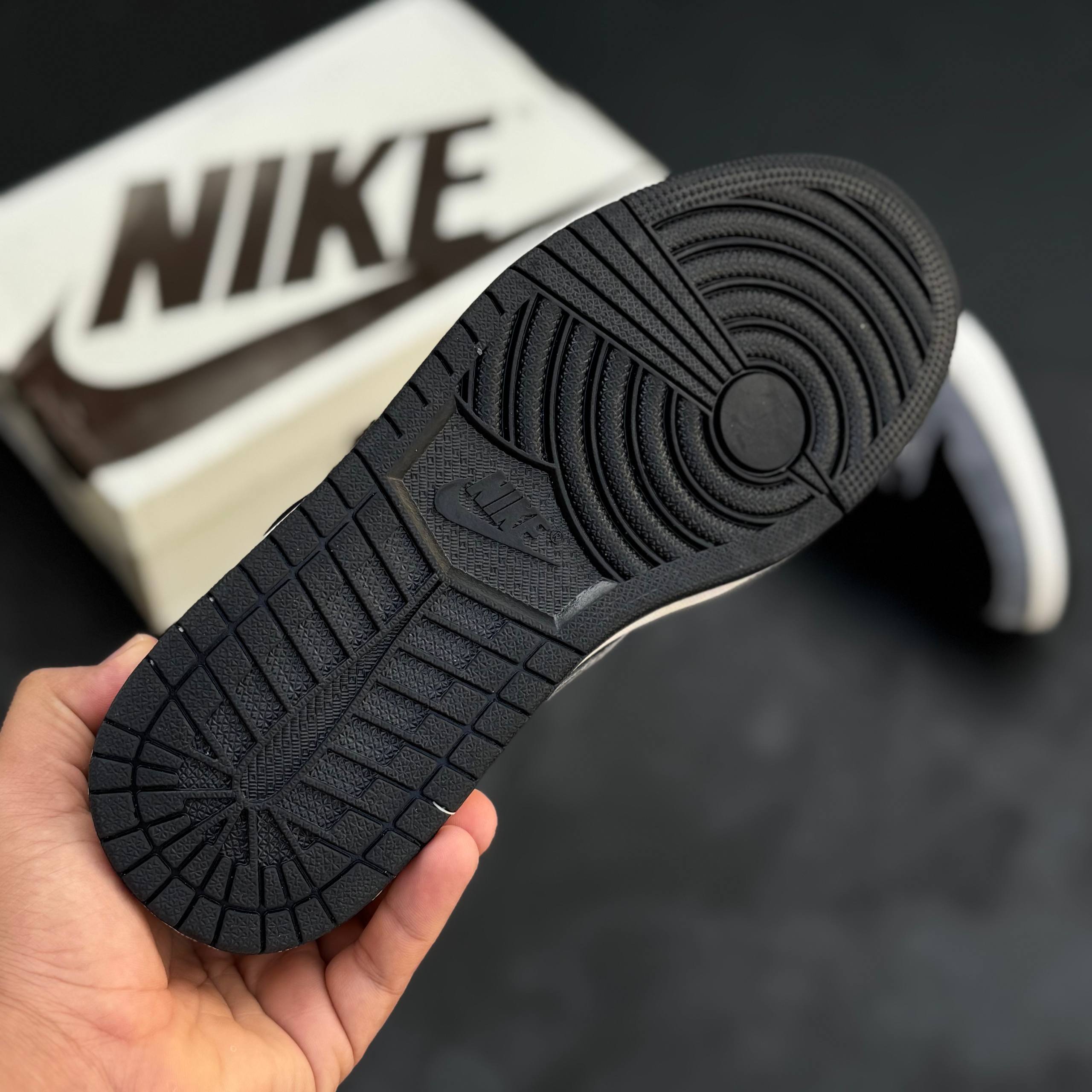 کتونی نایک ایر جردن زنانه مدل تراویس اسکات مشکی طوسی سوئد کتونی نایک ایر جردن زنانه مدل تراویس اسکات مشکی طوسی سوئد