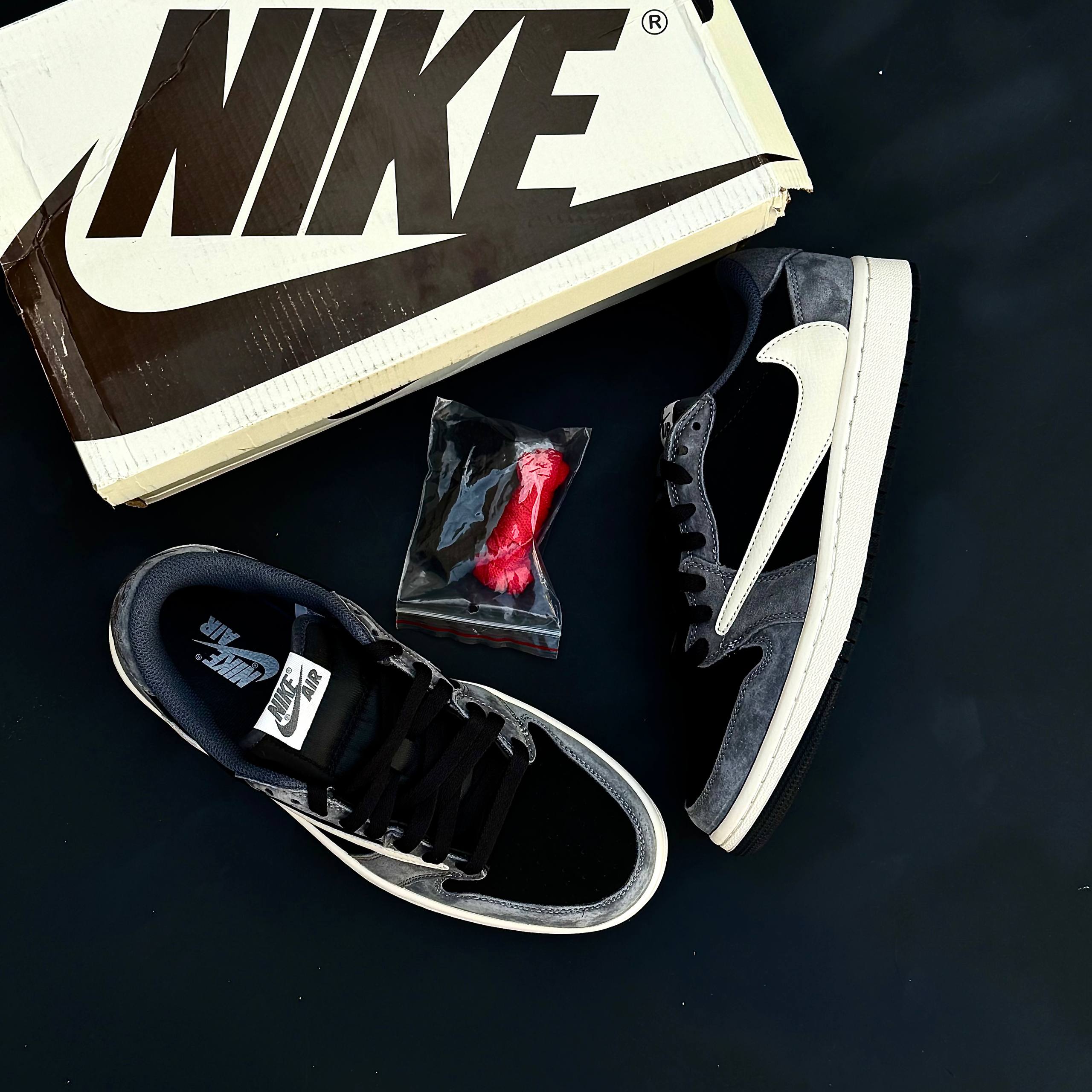 کتونی نایک ایر جردن زنانه مدل تراویس اسکات مشکی طوسی سوئد کتونی نایک ایر جردن زنانه مدل تراویس اسکات مشکی طوسی سوئد