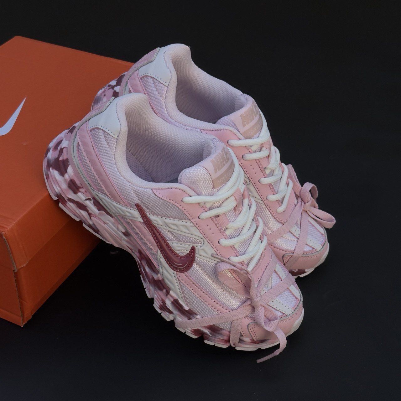 کتونی نایک زنانه مدل اینتاتور کتونی نایک زنانه مدل اینیشتیر