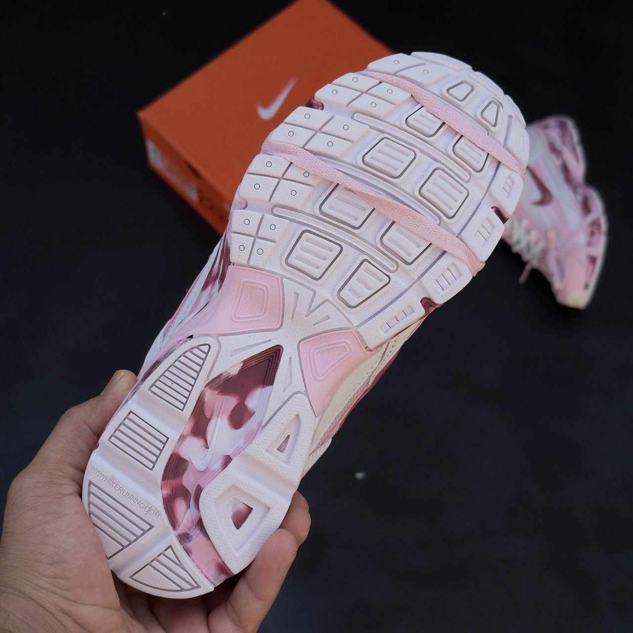 کتونی نایک زنانه مدل اینتاتور کتونی نایک زنانه مدل اینیشتیر